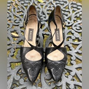Bally vintage D'Orsay leather pumps with embroidered toebox - size 5 ½ M